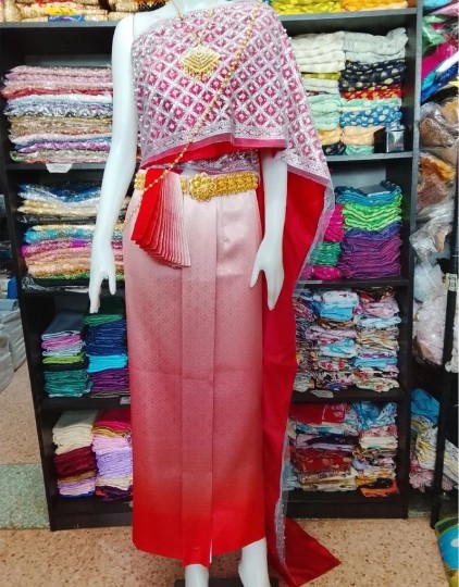 紅粉色刺繡披肩泰服